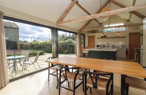 Chedworth Maison | HAWTHORN BARN, family friendly, with open fire in Northleach