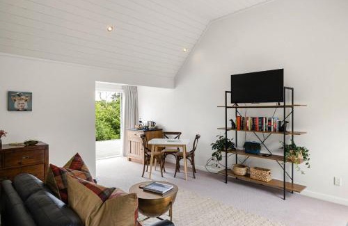 Tamahere Maison | Hawthorn Cottage - Deluxe Private Guesthouse