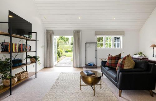 Tamahere Maison | Hawthorn Cottage - Deluxe Private Guesthouse