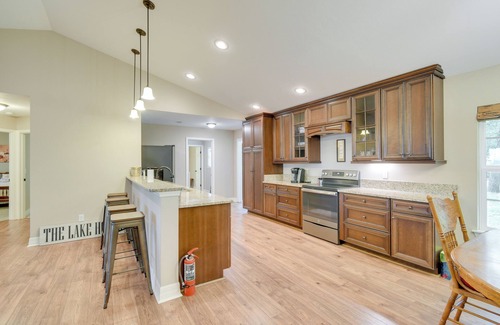 Putnam Hall Maison | Hawthorne Vacation Rental w/ Access to Cue Lake