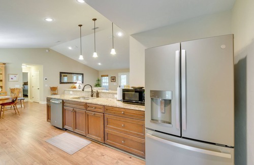 Putnam Hall Maison | Hawthorne Vacation Rental w/ Access to Cue Lake