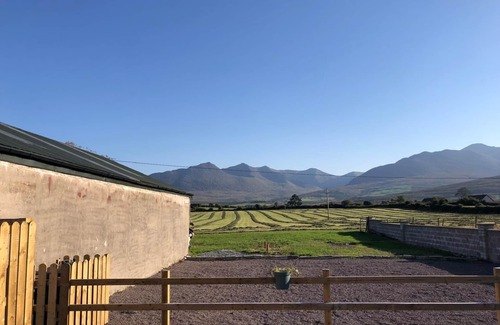 Kilgobnet Cottage | Hayfield View Charming 2-bedroom cottage in beautiful Beaufort, Killarney, WIFI