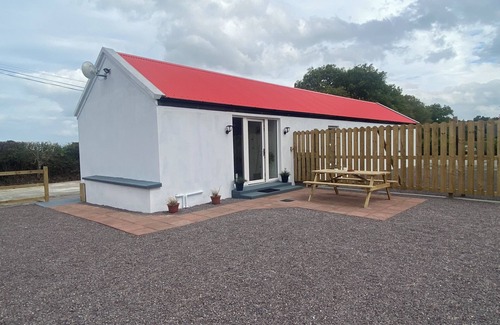 Kilgobnet Cottage | Hayfield View Charming 2-bedroom cottage in beautiful Beaufort, Killarney, WIFI