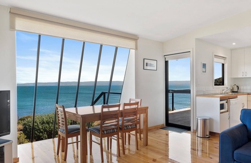 Coles Bay Maison | Position absolue au bord de l'eau. Situé au-dessus des rochers pittoresques de Great Oyster Bay.