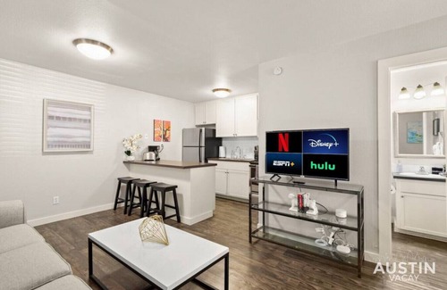 Barton Hills Appartement | King Bed + Pool + Free Parking | Close To Zilker!