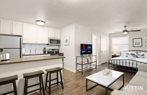 Barton Hills Appartement | King Bed + Pool + Free Parking | Close To Zilker!