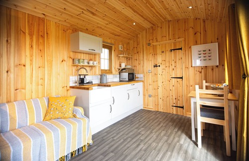 Pentrefelin Cabine | Head For The Hills Glamping Shepherd’s Hut. Pet friendly, mountain views