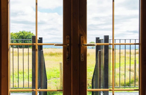 Pentrefelin Cabine | Head For The Hills Glamping Shepherd’s Hut. Pet friendly, mountain views