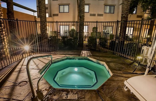 Chandler Appartement | Heard Museum History Tour! Relaxing Unit w/ Balcony! Onsite Pool & Jacuzzi