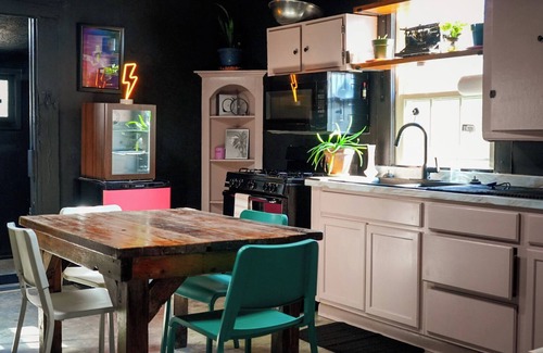Tupelo Maison | Heart Break Hotel Rad Bungalow - Rock-n-roll themed 2-bedroom downtown Tupelo.