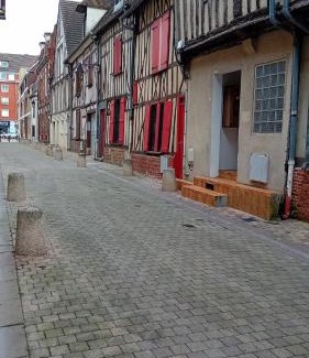 Beauvais Appartement | Heart of Beauvais Airport 15 min by bus, Studio