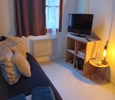 Beauvais Appartement | Heart of Beauvais Airport 15 min by bus, Studio