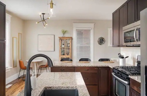 Victorian Village Maison | Heart of Columbus- Private Parking & Yard