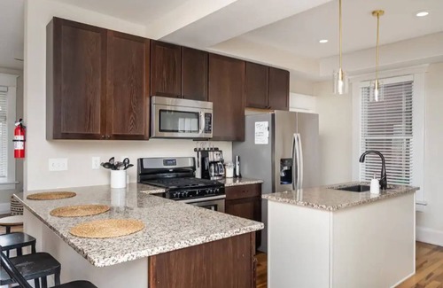 Victorian Village Maison | Heart of Columbus- Private Parking & Yard