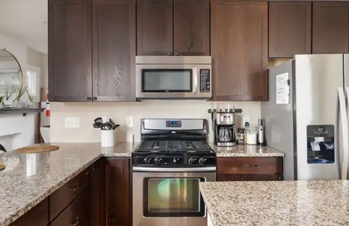 Victorian Village Maison | Heart of Columbus- Private Parking & Yard