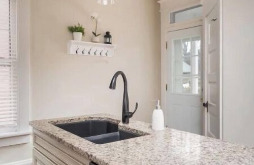 Victorian Village Maison | Heart of Columbus- Private Parking & Yard