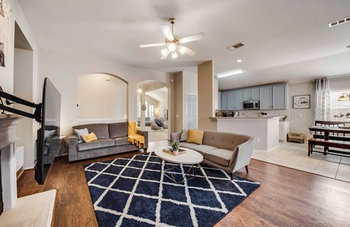 South Arlington Maison | Heart of Grand Prairie, 4BD with Pool & Game Room