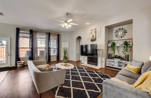 South Arlington Maison | Heart of Grand Prairie 4BD with Pool & Game Room