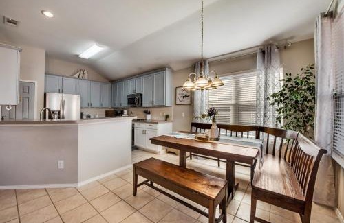 South Arlington Maison | Heart of Grand Prairie 4BD with Pool & Game Room