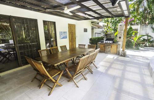 Barrio Ricos y Famosos Maison | Heart of Jaco- Luxury Villa with Pool