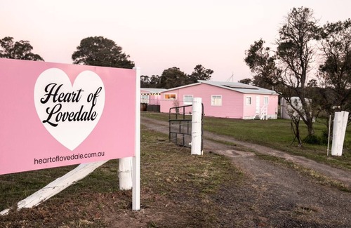Keinbah Maison | Heart of Lovedale - Experience our charming pink home in Hunter Valley.
