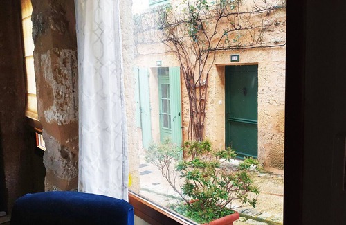 Pays-de-Belves Maison | Coeur du beau village médiéval Belvès - maison de ville avec terrasse et jardin.