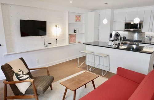 Mount Pleasant Appartement | Heart of Mount Pleasant - with parking!