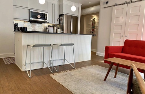 Mount Pleasant Appartement | Heart of Mount Pleasant - with parking!