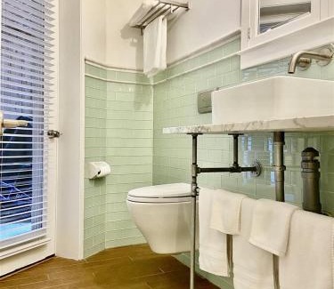 Mount Pleasant Appartement | Heart of Mount Pleasant - with parking