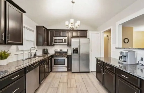 Lenexa Maison | Heart of Overland Park - 3BD - Backyard - BBQ with Netflix