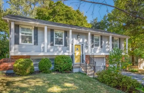 Lenexa Maison | Heart of Overland Park - 3BD - Backyard - BBQ with Netflix