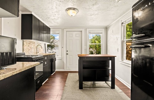Historic Uptown Appartement | Heart of the City Hideaway 1 bed, 1 bath