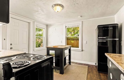 Historic Uptown Maison | Heart of The City Hideaway