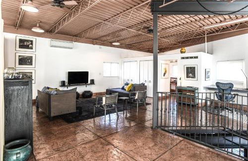 Santa Fe Maison | Heart of Vibrant Railyard-Downtown Loft with Radiant Heat and Deep Luxurious Soaking Tub