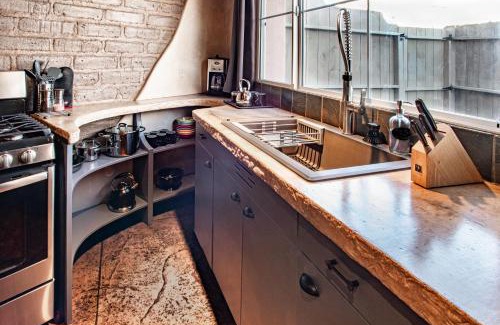 Santa Fe Maison | Heart of Vibrant Railyard-Downtown Loft with Radiant Heat and Deep Luxurious Soaking Tub