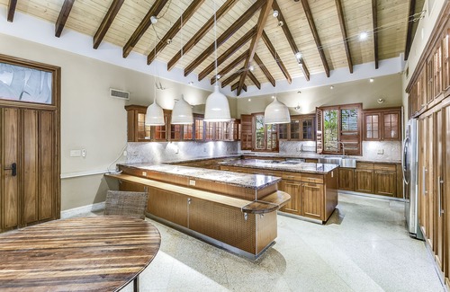 Coconut Grove Maison | Heart ofCoconut Grove across from Green streetsRestaurant inCamp Biscayne