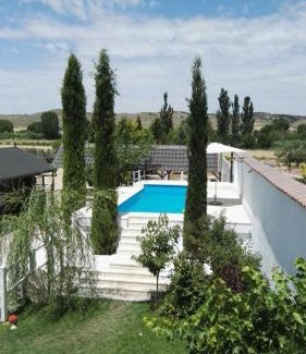 Chinchon Maison | HEARTS & PONIES Apartamentos con piscinas privadas cerca de la Warner