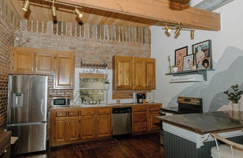 Eatonton Maison | Heartwood Loft B! A Unique Modern Cozy Loft in Downtown Eatonton
