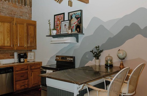 Eatonton Maison | Heartwood Loft B! A Unique Modern Cozy Loft in Downtown Eatonton