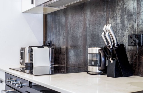 Redfern Appartement | Heated 1 bedroom on quiet street, walk to Central