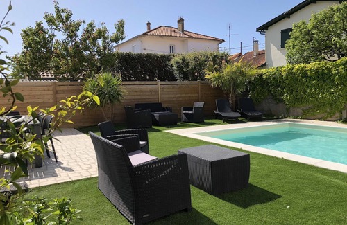 Saint-Georges-de-Didonne Villa | Piscine chauffée en saison, plage et commerces à pied, le farniente assuré