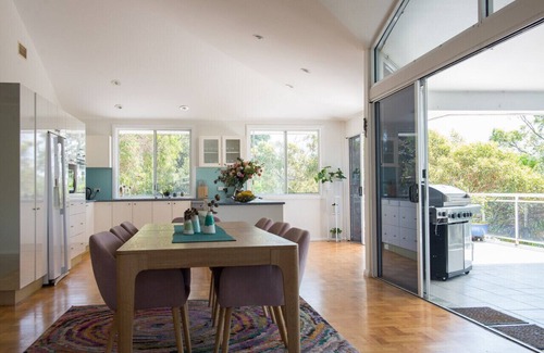 North Narrabeen Maison | Retreat between the ocean and the bush with a 17m heated indoor pool and sauna