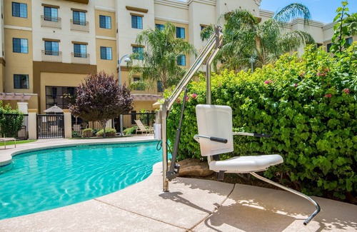 Glendale Sports and Entertainment District Copropriété | Piscine extérieure chauffée | Suite Moderne avec Balcon Dans le Quartier Sportif de Glendale