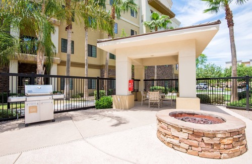 Glendale Sports and Entertainment District Copropriété | Piscine extérieure chauffée | Suite Moderne avec Balcon Dans le Quartier Sportif de Glendale