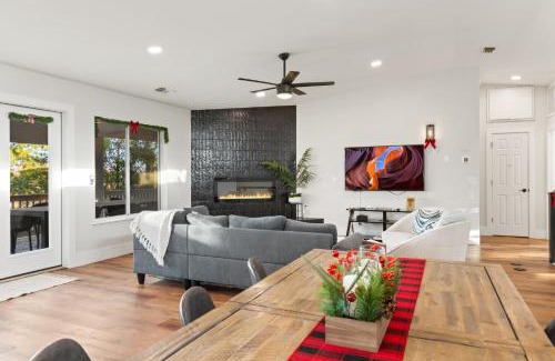 Cottonwood-Verde Village Maison | Heated Pool and Jacuzzi, Scenic Mountain View, Lux and Cozy,