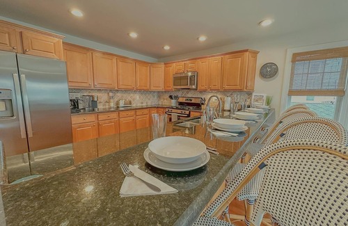 Sea Isle City Maison | Heated Pool! Backyard Oasis! 6 Homes from Beach/Promenade Stunning Home & Views!
