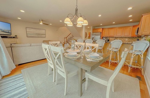 Sea Isle City Maison | Heated Pool! Backyard Oasis! 6 Homes from Beach/Promenade Stunning Home & Views!