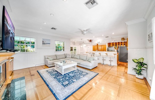 Lake Ida Shores Maison | Heated Pool! Close To Beach+Avenue! Quaint Style!