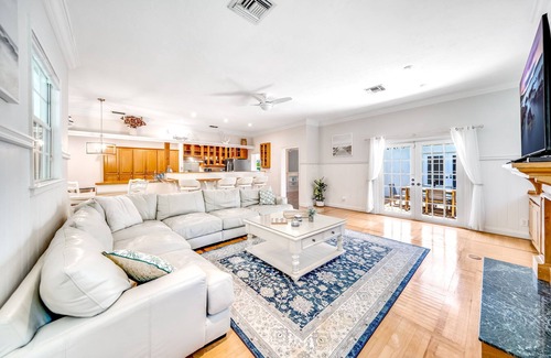 Lake Ida Shores Maison | Heated Pool! Close To Beach+Avenue! Quaint Style!