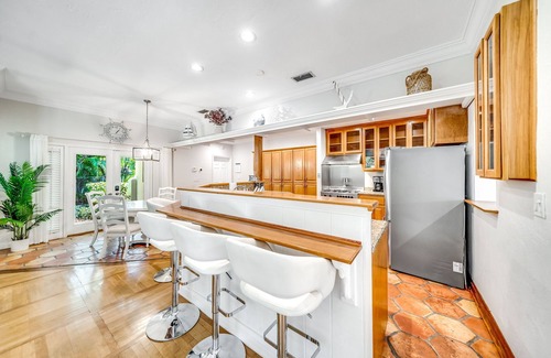 Lake Ida Shores Maison | Heated Pool! Close To Beach+Avenue! Quaint Style!